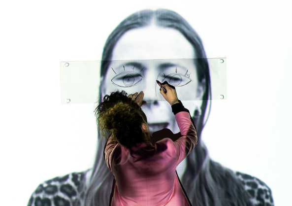 Moteris su akmeniu burnoje